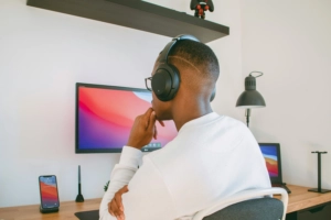 pessoa ouvindo música (feature) (1)